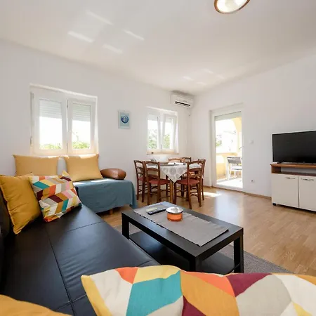 Gorgeous In Rab With Wi-fi Apartmán